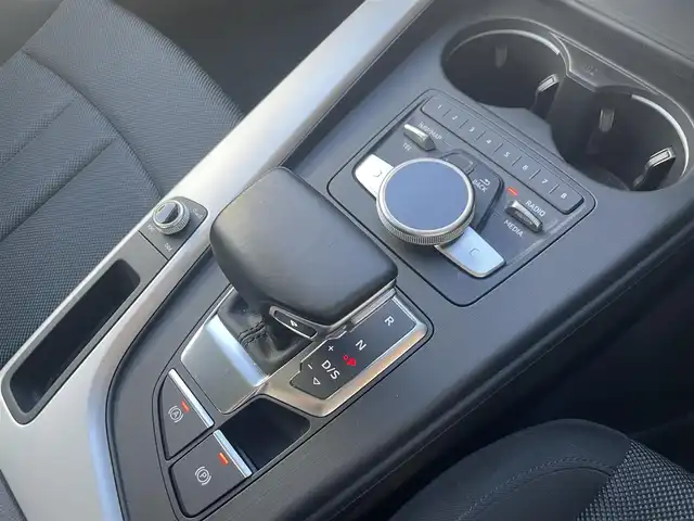 アウディ Ａ４ 2．0TFSI 山梨県 2016(平28)年 3.4万km グレイシアホワイトメタリック ラグジュアリーP/純正MMIナビ　/AppleCarPlay　/androidauto　/フルセグ　/Bカメラ　/ACC　/BSA　/アウディドライブセレクト　/LEDヘッドライト/オートハイビーム　/純正17インチAW