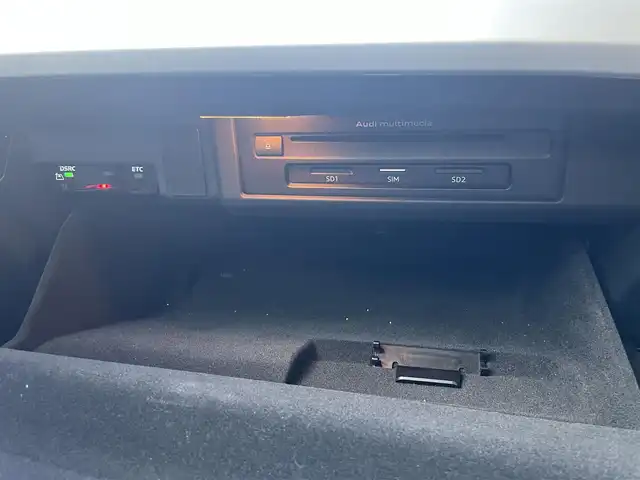 アウディ Ａ４ 2．0TFSI 山梨県 2016(平28)年 3.4万km グレイシアホワイトメタリック ラグジュアリーP/純正MMIナビ　/AppleCarPlay　/androidauto　/フルセグ　/Bカメラ　/ACC　/BSA　/アウディドライブセレクト　/LEDヘッドライト/オートハイビーム　/純正17インチAW