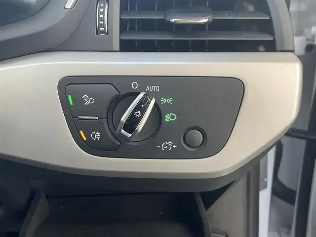 アウディ Ａ４ 2．0TFSI 山梨県 2016(平28)年 3.4万km グレイシアホワイトメタリック ラグジュアリーP/純正MMIナビ　/AppleCarPlay　/androidauto　/フルセグ　/Bカメラ　/ACC　/BSA　/アウディドライブセレクト　/LEDヘッドライト/オートハイビーム　/純正17インチAW