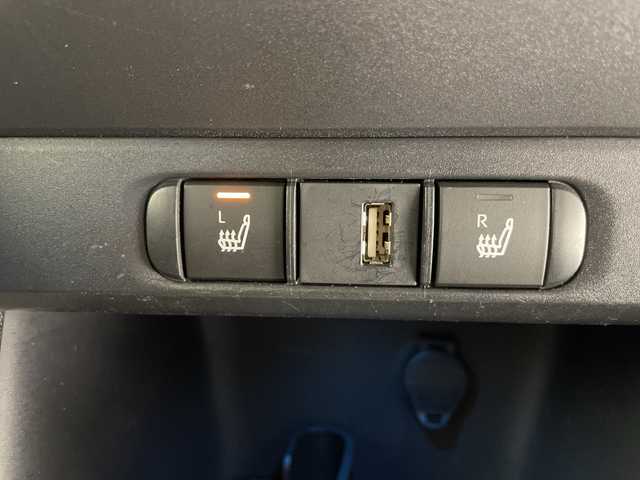 トヨタ ヤリス Z 長野県 2020(令2)年 5.7万km ブラック/コーラルクリスタルシャイン 4WD/純正ディスプレイオーディオ/（ナビ機能付き＆CD＆DVD＆Bluetooth＆AppleCarPlay＆AndroidoAuto＆FM・AM）/トヨタセーフティセンス/・レーダークルーズコントロール/・LTA/・PCS/・クリアランスソナー/・PKSB/・RSA/ビルトインETC/純正ドライブレコーダー（前方）/シートヒーター（前方）/LEDヘッドライト/オートマチックハイビーム/オートライト/ドアバイザー/社外フロアマット/15インチ社外アルミホイール/スマートキー/スペアキー/保証書/取扱説明書