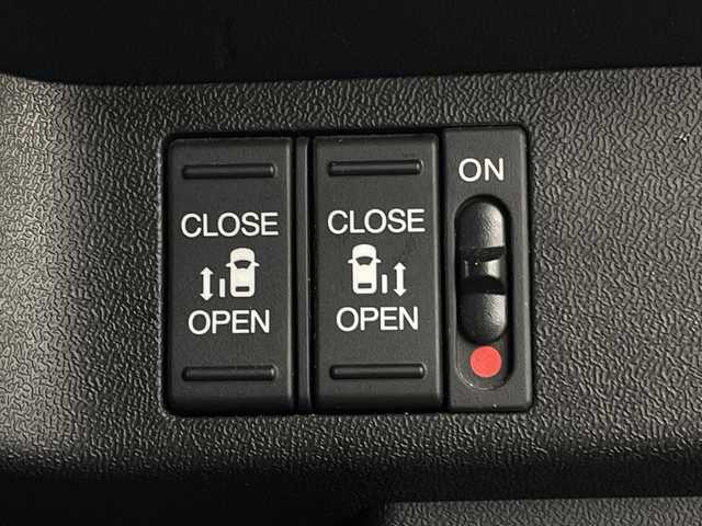 ホンダ ステップワゴン スパーダ ホンダセンシング 新潟県 2017(平29)年 9.1万km プレミアムスパークルブラックパール 4WD/メモリナビ　型式VXM-175VFNi/CD/BT/フルセグ/バックカメラ/両側パワースライドドア/クルーズコントロール/ホンダセンシング/ワクワクゲート/LEDライト/フォグ