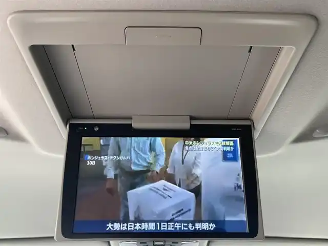 トヨタ ヴェルファイア Z Aエディション 岡山県 2018(平30)年 12.2万km ホワイトパールクリスタルシャイン 登録時走行距離121146km/純正9インチナビ/フルセグTV(AM/FM/CD/DVD/Bluetooth)/純正12.1インチフリップダウンモニター/バックカメラ/両側パワースライドドア/ビルトインETC　/デジタルインナーミラー/トヨタセーフティセンス/・プリクラッシュセーフティ/・レーダークルーズコントロール/・オートマチックハイビーム/・レーンディバーチャーアラート/オートブレーキホールド/横滑り防止装置/シートカバー/オットマン/18インチ純正AW/純正フロアマット