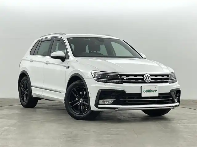 フォルクスワーゲン ティグアン TSI Rライン 福島県 2017(平29)年 17.3万km ピュアホワイト Volkswagen オールイン・セーフティ/・アダプティブクルーズコントロール（ACC）/・プリクラッシュブレーキシステム「Front Assist」/・渋滞時追従支援システム「Traffic Assist」/・レーンキープアシストシステム「Lane Assist」/・レーンチェンジアシストシステム「Side Assist Plus」/・リヤトラフィックアラート/・駐車支援システム「Park Assist」/・ドライバー疲労検知システム/・ダイナミックライトアシスト/純正8インチナビ/・フルセグ/BT/SD/CD/DVD/USB/AUX/FM/AM/・全方位カメラ/・ETC/ドライブレコーダー/革巻きステアリング/・ステアリングスイッチ/・パドルシフト/ハーフレザーシート/・全席シートヒーター/ＬＥＤヘッドライト/・フォグランプ/・リヤフォグランプ/・オートライト/電動パーキングブレーキ/・オートブレーキホールド/電動格納ミラー/・ウィンカーミラー/ルーフレール/純正フロアマット/ドアバイザー/スマートキー/・プッシュスタート