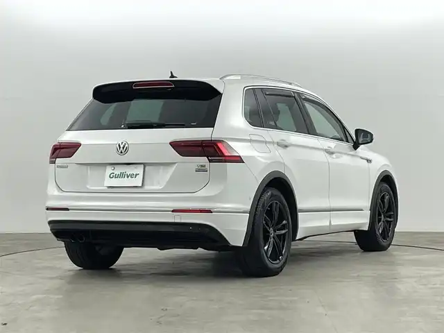 フォルクスワーゲン ティグアン TSI Rライン 福島県 2017(平29)年 17.3万km ピュアホワイト Volkswagen オールイン・セーフティ/・アダプティブクルーズコントロール（ACC）/・プリクラッシュブレーキシステム「Front Assist」/・渋滞時追従支援システム「Traffic Assist」/・レーンキープアシストシステム「Lane Assist」/・レーンチェンジアシストシステム「Side Assist Plus」/・リヤトラフィックアラート/・駐車支援システム「Park Assist」/・ドライバー疲労検知システム/・ダイナミックライトアシスト/純正8インチナビ/・フルセグ/BT/SD/CD/DVD/USB/AUX/FM/AM/・全方位カメラ/・ETC/ドライブレコーダー/革巻きステアリング/・ステアリングスイッチ/・パドルシフト/ハーフレザーシート/・全席シートヒーター/ＬＥＤヘッドライト/・フォグランプ/・リヤフォグランプ/・オートライト/電動パーキングブレーキ/・オートブレーキホールド/電動格納ミラー/・ウィンカーミラー/ルーフレール/純正フロアマット/ドアバイザー/スマートキー/・プッシュスタート