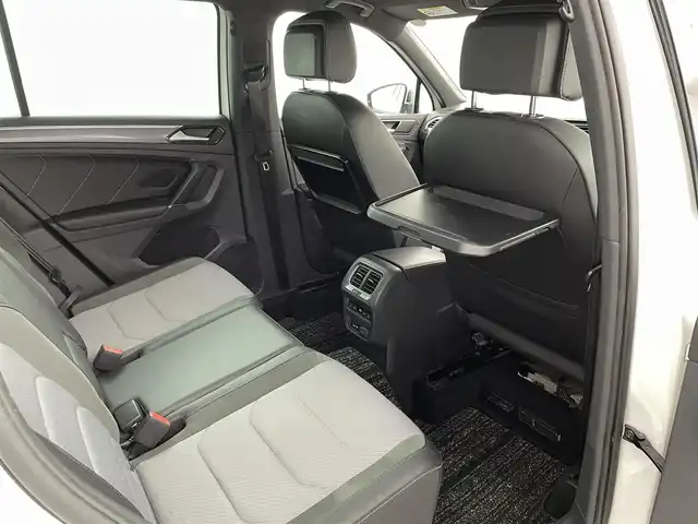 フォルクスワーゲン ティグアン TSI Rライン 福島県 2017(平29)年 17.3万km ピュアホワイト Volkswagen オールイン・セーフティ/・アダプティブクルーズコントロール（ACC）/・プリクラッシュブレーキシステム「Front Assist」/・渋滞時追従支援システム「Traffic Assist」/・レーンキープアシストシステム「Lane Assist」/・レーンチェンジアシストシステム「Side Assist Plus」/・リヤトラフィックアラート/・駐車支援システム「Park Assist」/・ドライバー疲労検知システム/・ダイナミックライトアシスト/純正8インチナビ/・フルセグ/BT/SD/CD/DVD/USB/AUX/FM/AM/・全方位カメラ/・ETC/ドライブレコーダー/革巻きステアリング/・ステアリングスイッチ/・パドルシフト/ハーフレザーシート/・全席シートヒーター/ＬＥＤヘッドライト/・フォグランプ/・リヤフォグランプ/・オートライト/電動パーキングブレーキ/・オートブレーキホールド/電動格納ミラー/・ウィンカーミラー/ルーフレール/純正フロアマット/ドアバイザー/スマートキー/・プッシュスタート