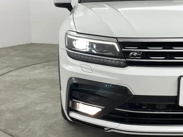 フォルクスワーゲン ティグアン TSI Rライン 福島県 2017(平29)年 17.3万km ピュアホワイト Volkswagen オールイン・セーフティ/・アダプティブクルーズコントロール（ACC）/・プリクラッシュブレーキシステム「Front Assist」/・渋滞時追従支援システム「Traffic Assist」/・レーンキープアシストシステム「Lane Assist」/・レーンチェンジアシストシステム「Side Assist Plus」/・リヤトラフィックアラート/・駐車支援システム「Park Assist」/・ドライバー疲労検知システム/・ダイナミックライトアシスト/純正8インチナビ/・フルセグ/BT/SD/CD/DVD/USB/AUX/FM/AM/・全方位カメラ/・ETC/ドライブレコーダー/革巻きステアリング/・ステアリングスイッチ/・パドルシフト/ハーフレザーシート/・全席シートヒーター/ＬＥＤヘッドライト/・フォグランプ/・リヤフォグランプ/・オートライト/電動パーキングブレーキ/・オートブレーキホールド/電動格納ミラー/・ウィンカーミラー/ルーフレール/純正フロアマット/ドアバイザー/スマートキー/・プッシュスタート