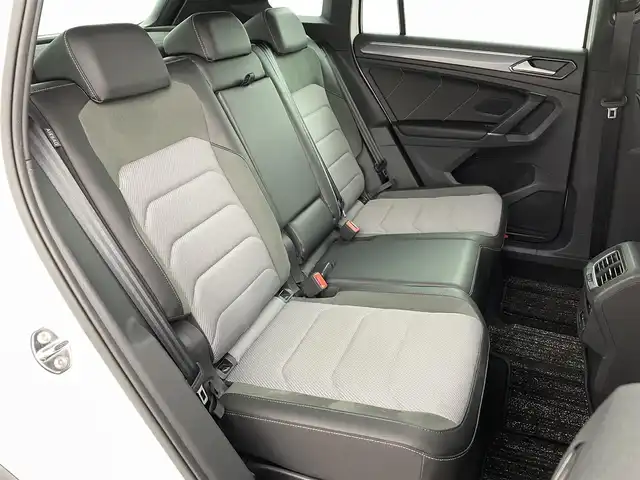 フォルクスワーゲン ティグアン TSI Rライン 福島県 2017(平29)年 17.3万km ピュアホワイト Volkswagen オールイン・セーフティ/・アダプティブクルーズコントロール（ACC）/・プリクラッシュブレーキシステム「Front Assist」/・渋滞時追従支援システム「Traffic Assist」/・レーンキープアシストシステム「Lane Assist」/・レーンチェンジアシストシステム「Side Assist Plus」/・リヤトラフィックアラート/・駐車支援システム「Park Assist」/・ドライバー疲労検知システム/・ダイナミックライトアシスト/純正8インチナビ/・フルセグ/BT/SD/CD/DVD/USB/AUX/FM/AM/・全方位カメラ/・ETC/ドライブレコーダー/革巻きステアリング/・ステアリングスイッチ/・パドルシフト/ハーフレザーシート/・全席シートヒーター/ＬＥＤヘッドライト/・フォグランプ/・リヤフォグランプ/・オートライト/電動パーキングブレーキ/・オートブレーキホールド/電動格納ミラー/・ウィンカーミラー/ルーフレール/純正フロアマット/ドアバイザー/スマートキー/・プッシュスタート