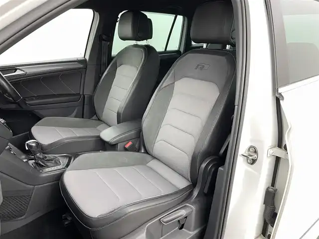 フォルクスワーゲン ティグアン TSI Rライン 福島県 2017(平29)年 17.3万km ピュアホワイト Volkswagen オールイン・セーフティ/・アダプティブクルーズコントロール（ACC）/・プリクラッシュブレーキシステム「Front Assist」/・渋滞時追従支援システム「Traffic Assist」/・レーンキープアシストシステム「Lane Assist」/・レーンチェンジアシストシステム「Side Assist Plus」/・リヤトラフィックアラート/・駐車支援システム「Park Assist」/・ドライバー疲労検知システム/・ダイナミックライトアシスト/純正8インチナビ/・フルセグ/BT/SD/CD/DVD/USB/AUX/FM/AM/・全方位カメラ/・ETC/ドライブレコーダー/革巻きステアリング/・ステアリングスイッチ/・パドルシフト/ハーフレザーシート/・全席シートヒーター/ＬＥＤヘッドライト/・フォグランプ/・リヤフォグランプ/・オートライト/電動パーキングブレーキ/・オートブレーキホールド/電動格納ミラー/・ウィンカーミラー/ルーフレール/純正フロアマット/ドアバイザー/スマートキー/・プッシュスタート