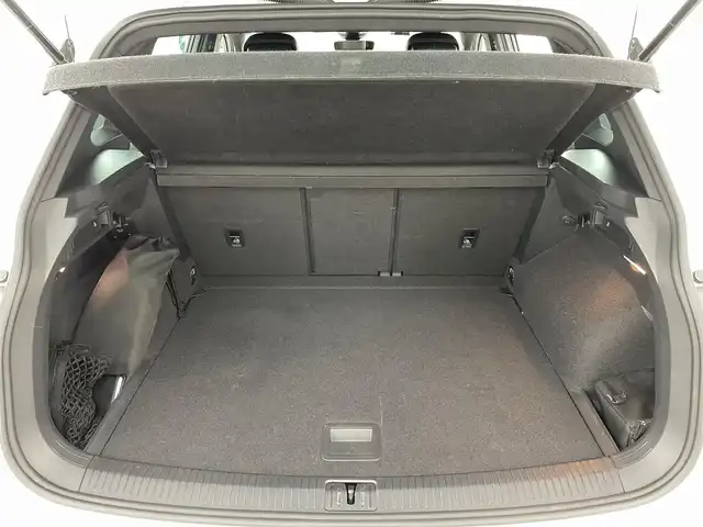 フォルクスワーゲン ティグアン TSI Rライン 福島県 2017(平29)年 17.3万km ピュアホワイト Volkswagen オールイン・セーフティ/・アダプティブクルーズコントロール（ACC）/・プリクラッシュブレーキシステム「Front Assist」/・渋滞時追従支援システム「Traffic Assist」/・レーンキープアシストシステム「Lane Assist」/・レーンチェンジアシストシステム「Side Assist Plus」/・リヤトラフィックアラート/・駐車支援システム「Park Assist」/・ドライバー疲労検知システム/・ダイナミックライトアシスト/純正8インチナビ/・フルセグ/BT/SD/CD/DVD/USB/AUX/FM/AM/・全方位カメラ/・ETC/ドライブレコーダー/革巻きステアリング/・ステアリングスイッチ/・パドルシフト/ハーフレザーシート/・全席シートヒーター/ＬＥＤヘッドライト/・フォグランプ/・リヤフォグランプ/・オートライト/電動パーキングブレーキ/・オートブレーキホールド/電動格納ミラー/・ウィンカーミラー/ルーフレール/純正フロアマット/ドアバイザー/スマートキー/・プッシュスタート