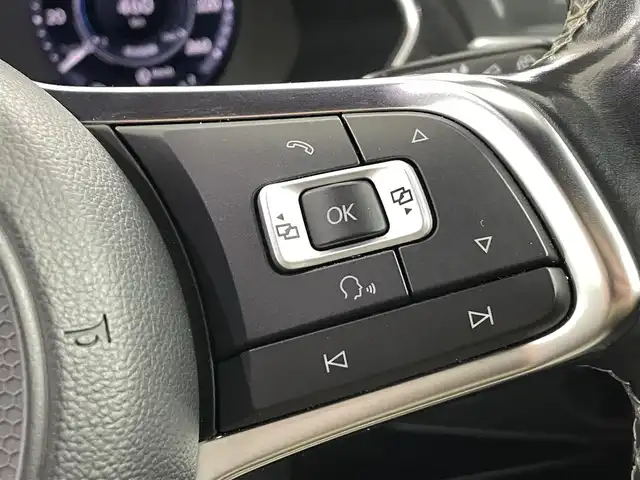 フォルクスワーゲン ティグアン TSI Rライン 福島県 2017(平29)年 17.3万km ピュアホワイト Volkswagen オールイン・セーフティ/・アダプティブクルーズコントロール（ACC）/・プリクラッシュブレーキシステム「Front Assist」/・渋滞時追従支援システム「Traffic Assist」/・レーンキープアシストシステム「Lane Assist」/・レーンチェンジアシストシステム「Side Assist Plus」/・リヤトラフィックアラート/・駐車支援システム「Park Assist」/・ドライバー疲労検知システム/・ダイナミックライトアシスト/純正8インチナビ/・フルセグ/BT/SD/CD/DVD/USB/AUX/FM/AM/・全方位カメラ/・ETC/ドライブレコーダー/革巻きステアリング/・ステアリングスイッチ/・パドルシフト/ハーフレザーシート/・全席シートヒーター/ＬＥＤヘッドライト/・フォグランプ/・リヤフォグランプ/・オートライト/電動パーキングブレーキ/・オートブレーキホールド/電動格納ミラー/・ウィンカーミラー/ルーフレール/純正フロアマット/ドアバイザー/スマートキー/・プッシュスタート