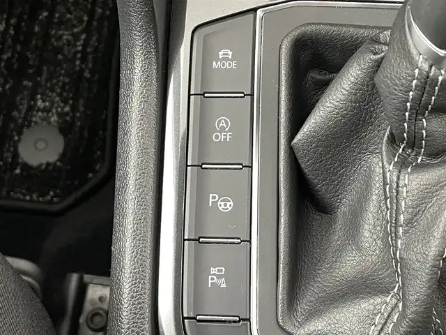 フォルクスワーゲン ティグアン TSI Rライン 福島県 2017(平29)年 17.3万km ピュアホワイト Volkswagen オールイン・セーフティ/・アダプティブクルーズコントロール（ACC）/・プリクラッシュブレーキシステム「Front Assist」/・渋滞時追従支援システム「Traffic Assist」/・レーンキープアシストシステム「Lane Assist」/・レーンチェンジアシストシステム「Side Assist Plus」/・リヤトラフィックアラート/・駐車支援システム「Park Assist」/・ドライバー疲労検知システム/・ダイナミックライトアシスト/純正8インチナビ/・フルセグ/BT/SD/CD/DVD/USB/AUX/FM/AM/・全方位カメラ/・ETC/ドライブレコーダー/革巻きステアリング/・ステアリングスイッチ/・パドルシフト/ハーフレザーシート/・全席シートヒーター/ＬＥＤヘッドライト/・フォグランプ/・リヤフォグランプ/・オートライト/電動パーキングブレーキ/・オートブレーキホールド/電動格納ミラー/・ウィンカーミラー/ルーフレール/純正フロアマット/ドアバイザー/スマートキー/・プッシュスタート