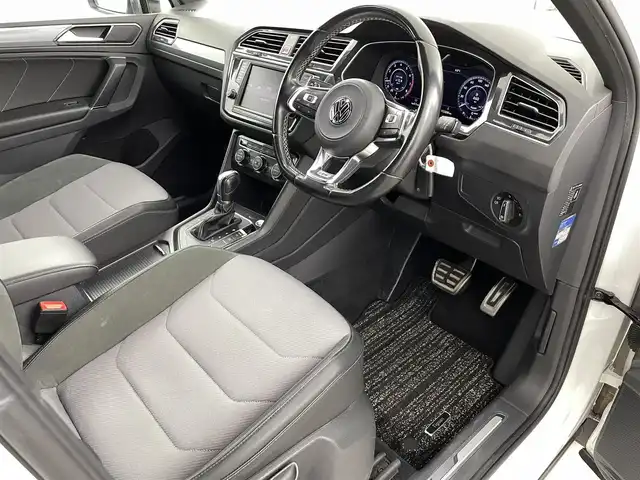 フォルクスワーゲン ティグアン TSI Rライン 福島県 2017(平29)年 17.3万km ピュアホワイト Volkswagen オールイン・セーフティ/・アダプティブクルーズコントロール（ACC）/・プリクラッシュブレーキシステム「Front Assist」/・渋滞時追従支援システム「Traffic Assist」/・レーンキープアシストシステム「Lane Assist」/・レーンチェンジアシストシステム「Side Assist Plus」/・リヤトラフィックアラート/・駐車支援システム「Park Assist」/・ドライバー疲労検知システム/・ダイナミックライトアシスト/純正8インチナビ/・フルセグ/BT/SD/CD/DVD/USB/AUX/FM/AM/・全方位カメラ/・ETC/ドライブレコーダー/革巻きステアリング/・ステアリングスイッチ/・パドルシフト/ハーフレザーシート/・全席シートヒーター/ＬＥＤヘッドライト/・フォグランプ/・リヤフォグランプ/・オートライト/電動パーキングブレーキ/・オートブレーキホールド/電動格納ミラー/・ウィンカーミラー/ルーフレール/純正フロアマット/ドアバイザー/スマートキー/・プッシュスタート
