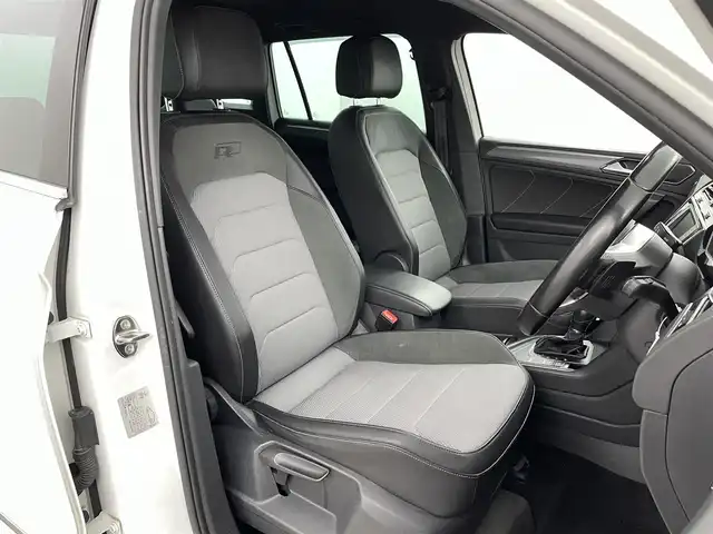 フォルクスワーゲン ティグアン TSI Rライン 福島県 2017(平29)年 17.3万km ピュアホワイト Volkswagen オールイン・セーフティ/・アダプティブクルーズコントロール（ACC）/・プリクラッシュブレーキシステム「Front Assist」/・渋滞時追従支援システム「Traffic Assist」/・レーンキープアシストシステム「Lane Assist」/・レーンチェンジアシストシステム「Side Assist Plus」/・リヤトラフィックアラート/・駐車支援システム「Park Assist」/・ドライバー疲労検知システム/・ダイナミックライトアシスト/純正8インチナビ/・フルセグ/BT/SD/CD/DVD/USB/AUX/FM/AM/・全方位カメラ/・ETC/ドライブレコーダー/革巻きステアリング/・ステアリングスイッチ/・パドルシフト/ハーフレザーシート/・全席シートヒーター/ＬＥＤヘッドライト/・フォグランプ/・リヤフォグランプ/・オートライト/電動パーキングブレーキ/・オートブレーキホールド/電動格納ミラー/・ウィンカーミラー/ルーフレール/純正フロアマット/ドアバイザー/スマートキー/・プッシュスタート