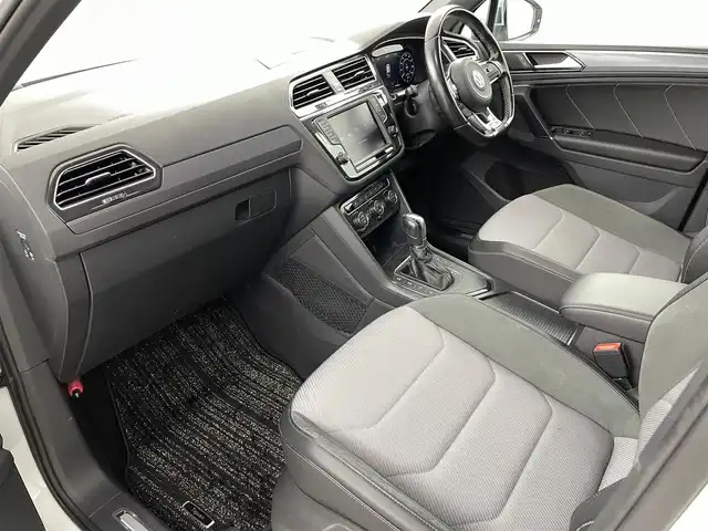 フォルクスワーゲン ティグアン TSI Rライン 福島県 2017(平29)年 17.3万km ピュアホワイト Volkswagen オールイン・セーフティ/・アダプティブクルーズコントロール（ACC）/・プリクラッシュブレーキシステム「Front Assist」/・渋滞時追従支援システム「Traffic Assist」/・レーンキープアシストシステム「Lane Assist」/・レーンチェンジアシストシステム「Side Assist Plus」/・リヤトラフィックアラート/・駐車支援システム「Park Assist」/・ドライバー疲労検知システム/・ダイナミックライトアシスト/純正8インチナビ/・フルセグ/BT/SD/CD/DVD/USB/AUX/FM/AM/・全方位カメラ/・ETC/ドライブレコーダー/革巻きステアリング/・ステアリングスイッチ/・パドルシフト/ハーフレザーシート/・全席シートヒーター/ＬＥＤヘッドライト/・フォグランプ/・リヤフォグランプ/・オートライト/電動パーキングブレーキ/・オートブレーキホールド/電動格納ミラー/・ウィンカーミラー/ルーフレール/純正フロアマット/ドアバイザー/スマートキー/・プッシュスタート