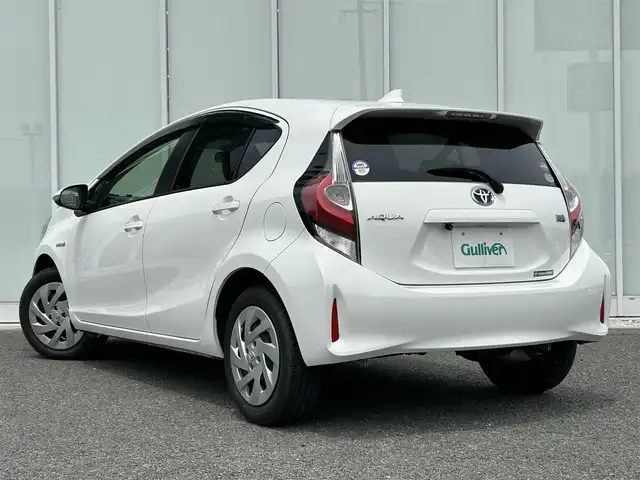 トヨタ アクア S 福岡県 2018(平30)年 2.7万km スーパーホワイトⅡ ・社外ナビ（Bluetooth/AM/FM/ipod/USB/AUX/SD）/・バックカメラ/・ETC/・横滑り防止装置/・車両接近通報装置/・ABS/・アイドリングストップ/・ステアリングスイッチ/・電動格納ミラー/・純正ドアバイザー/・ISOFIX/・取扱説明書