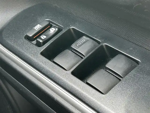 トヨタ アクア S 福岡県 2018(平30)年 2.7万km スーパーホワイトⅡ ・社外ナビ（Bluetooth/AM/FM/ipod/USB/AUX/SD）/・バックカメラ/・ETC/・横滑り防止装置/・車両接近通報装置/・ABS/・アイドリングストップ/・ステアリングスイッチ/・電動格納ミラー/・純正ドアバイザー/・ISOFIX/・取扱説明書