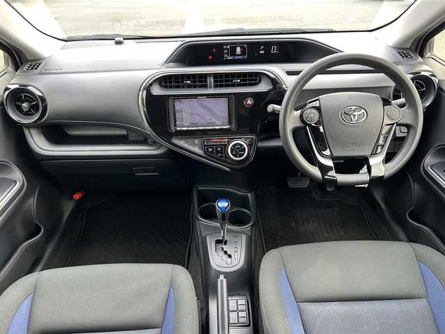 トヨタ アクア S 福岡県 2018(平30)年 2.7万km スーパーホワイトⅡ ・社外ナビ（Bluetooth/AM/FM/ipod/USB/AUX/SD）/・バックカメラ/・ETC/・横滑り防止装置/・車両接近通報装置/・ABS/・アイドリングストップ/・ステアリングスイッチ/・電動格納ミラー/・純正ドアバイザー/・ISOFIX/・取扱説明書