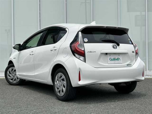 トヨタ アクア S 福岡県 2018(平30)年 2.7万km スーパーホワイトⅡ ・社外ナビ（Bluetooth/AM/FM/ipod/USB/AUX/SD）/・バックカメラ/・ETC/・横滑り防止装置/・車両接近通報装置/・ABS/・アイドリングストップ/・ステアリングスイッチ/・電動格納ミラー/・純正ドアバイザー/・ISOFIX/・取扱説明書