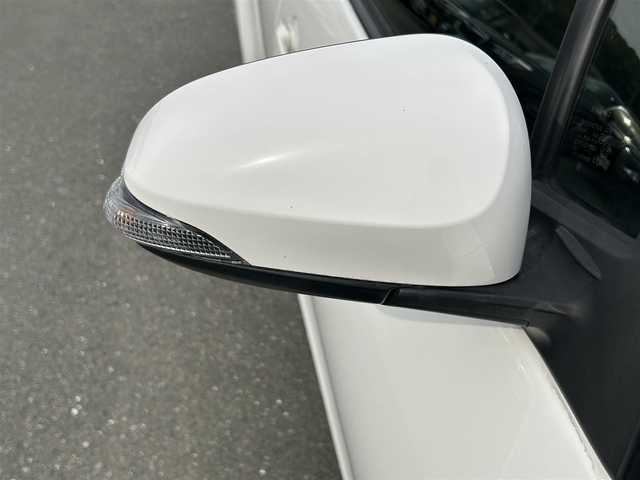 トヨタ アクア S 福岡県 2018(平30)年 2.7万km スーパーホワイトⅡ ・社外ナビ（Bluetooth/AM/FM/ipod/USB/AUX/SD）/・バックカメラ/・ETC/・横滑り防止装置/・車両接近通報装置/・ABS/・アイドリングストップ/・ステアリングスイッチ/・電動格納ミラー/・純正ドアバイザー/・ISOFIX/・取扱説明書