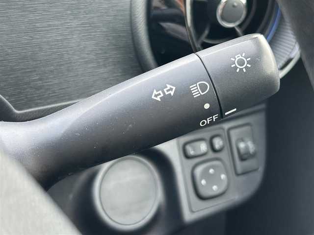 トヨタ アクア S 福岡県 2018(平30)年 2.7万km スーパーホワイトⅡ ・社外ナビ（Bluetooth/AM/FM/ipod/USB/AUX/SD）/・バックカメラ/・ETC/・横滑り防止装置/・車両接近通報装置/・ABS/・アイドリングストップ/・ステアリングスイッチ/・電動格納ミラー/・純正ドアバイザー/・ISOFIX/・取扱説明書