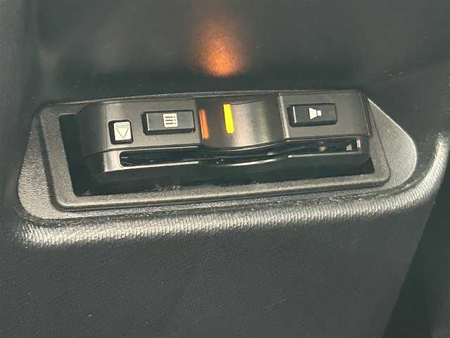 トヨタ アクア S 福岡県 2018(平30)年 2.7万km スーパーホワイトⅡ ・社外ナビ（Bluetooth/AM/FM/ipod/USB/AUX/SD）/・バックカメラ/・ETC/・横滑り防止装置/・車両接近通報装置/・ABS/・アイドリングストップ/・ステアリングスイッチ/・電動格納ミラー/・純正ドアバイザー/・ISOFIX/・取扱説明書