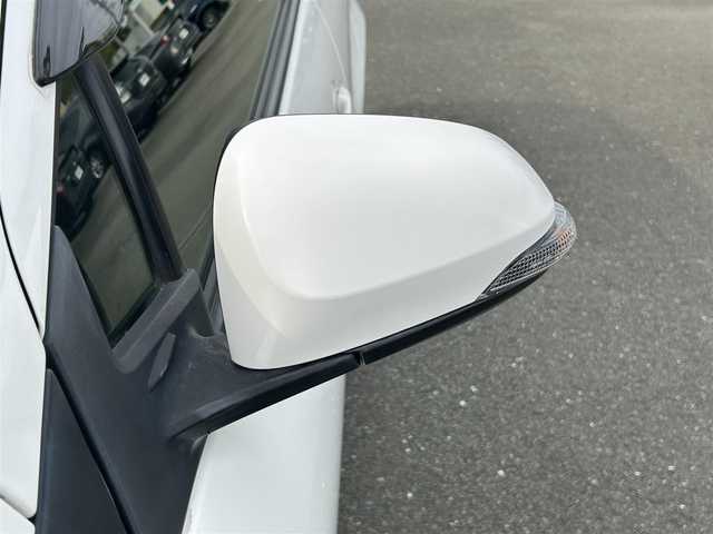 トヨタ アクア S 福岡県 2018(平30)年 2.7万km スーパーホワイトⅡ ・社外ナビ（Bluetooth/AM/FM/ipod/USB/AUX/SD）/・バックカメラ/・ETC/・横滑り防止装置/・車両接近通報装置/・ABS/・アイドリングストップ/・ステアリングスイッチ/・電動格納ミラー/・純正ドアバイザー/・ISOFIX/・取扱説明書