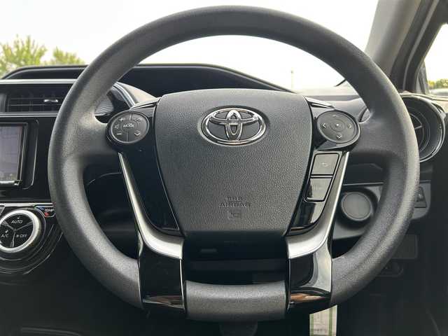 トヨタ アクア S 福岡県 2018(平30)年 2.7万km スーパーホワイトⅡ ・社外ナビ（Bluetooth/AM/FM/ipod/USB/AUX/SD）/・バックカメラ/・ETC/・横滑り防止装置/・車両接近通報装置/・ABS/・アイドリングストップ/・ステアリングスイッチ/・電動格納ミラー/・純正ドアバイザー/・ISOFIX/・取扱説明書