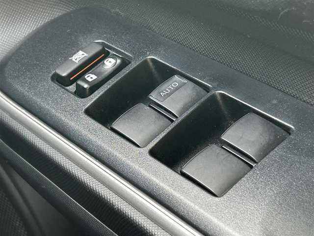 トヨタ アクア S 福岡県 2018(平30)年 2.7万km スーパーホワイトⅡ ・社外ナビ（Bluetooth/AM/FM/ipod/USB/AUX/SD）/・バックカメラ/・ETC/・横滑り防止装置/・車両接近通報装置/・ABS/・アイドリングストップ/・ステアリングスイッチ/・電動格納ミラー/・純正ドアバイザー/・ISOFIX/・取扱説明書