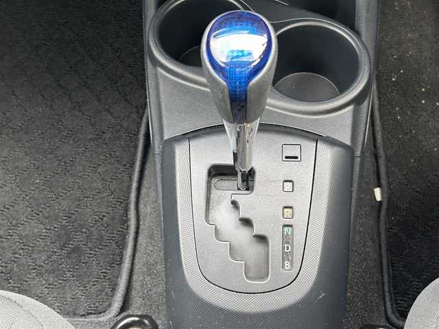 トヨタ アクア S 福岡県 2018(平30)年 2.7万km スーパーホワイトⅡ ・社外ナビ（Bluetooth/AM/FM/ipod/USB/AUX/SD）/・バックカメラ/・ETC/・横滑り防止装置/・車両接近通報装置/・ABS/・アイドリングストップ/・ステアリングスイッチ/・電動格納ミラー/・純正ドアバイザー/・ISOFIX/・取扱説明書