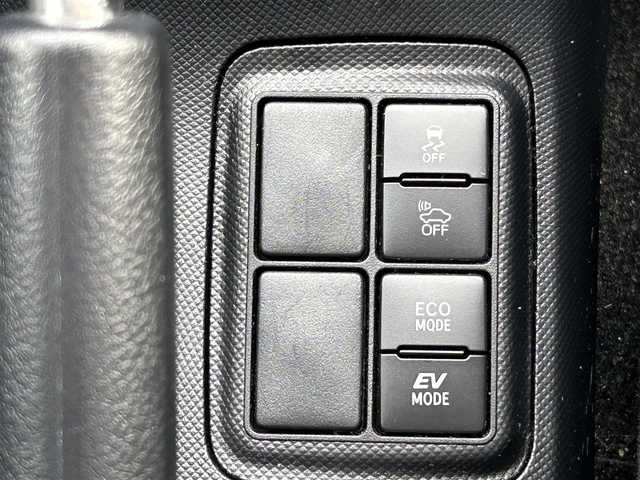 トヨタ アクア S 福岡県 2018(平30)年 2.7万km スーパーホワイトⅡ ・社外ナビ（Bluetooth/AM/FM/ipod/USB/AUX/SD）/・バックカメラ/・ETC/・横滑り防止装置/・車両接近通報装置/・ABS/・アイドリングストップ/・ステアリングスイッチ/・電動格納ミラー/・純正ドアバイザー/・ISOFIX/・取扱説明書