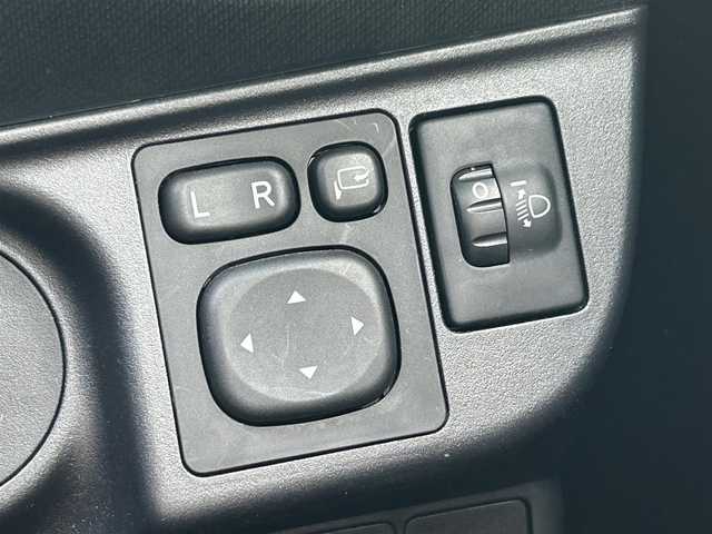 トヨタ アクア S 福岡県 2018(平30)年 2.7万km スーパーホワイトⅡ ・社外ナビ（Bluetooth/AM/FM/ipod/USB/AUX/SD）/・バックカメラ/・ETC/・横滑り防止装置/・車両接近通報装置/・ABS/・アイドリングストップ/・ステアリングスイッチ/・電動格納ミラー/・純正ドアバイザー/・ISOFIX/・取扱説明書