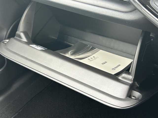 トヨタ アクア S 福岡県 2018(平30)年 2.7万km スーパーホワイトⅡ ・社外ナビ（Bluetooth/AM/FM/ipod/USB/AUX/SD）/・バックカメラ/・ETC/・横滑り防止装置/・車両接近通報装置/・ABS/・アイドリングストップ/・ステアリングスイッチ/・電動格納ミラー/・純正ドアバイザー/・ISOFIX/・取扱説明書