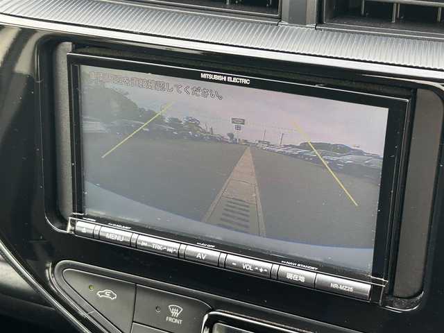 トヨタ アクア S 福岡県 2018(平30)年 2.7万km スーパーホワイトⅡ ・社外ナビ（Bluetooth/AM/FM/ipod/USB/AUX/SD）/・バックカメラ/・ETC/・横滑り防止装置/・車両接近通報装置/・ABS/・アイドリングストップ/・ステアリングスイッチ/・電動格納ミラー/・純正ドアバイザー/・ISOFIX/・取扱説明書