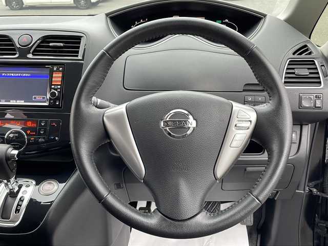 日産 セレナ ハイウェイスター Vセレクション 岩手県 2012(平24)年 2.4万km スーパーブラック 純正HDDナビ/AM/FM/CD/DVD/Bluetooth/フルセグTV/バックカメラ/ビルトインETC/両側パワースライドドア/フリップダウンモニター(ALPINE)/クルーズコントロール/横滑り防止装置/コーナーセンサー/アイドリングストップ/オートライト/キセノンヘッドライト/フォグランプ/スマートキー/プッシュスタート/電動格納ミラー/純正15インチAW/純正スタッドレスAW・社外スペアタイヤ車載/純正フロアマット/ドアバイザー/保証書/取扱説明書