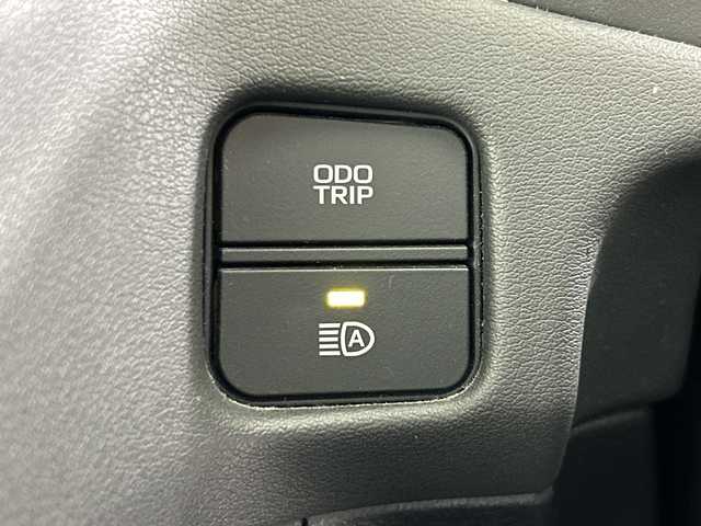 トヨタ クラウン RS アドバンス 佐賀県 2018(平30)年 6.3万km ホワイトパールクリスタルシャイン 純正8インチナビ/フルセグTV/CD/DVD/Bluetooth/バックカメラ/衝突被害軽減システム/レーダークルーズコントロール/レーンアシスト/ブラインドスポットモニター/パーキングサポートブレーキ/ヘッドアップディスプレイ/標識認識機能/先行車発進告知機能/横滑り防止装置/オートライト/オートマチックハイビーム/三眼LEDヘッドライト/ビルトインETC/前後ドライブレコーダー/ハーフレザーシート/前席パワーシート/前席シートヒーター/ステアリングヒーター/純正18インチアルミホイール/純正フロアマット/スマートキー×２/カードキー×１/パドルシフト