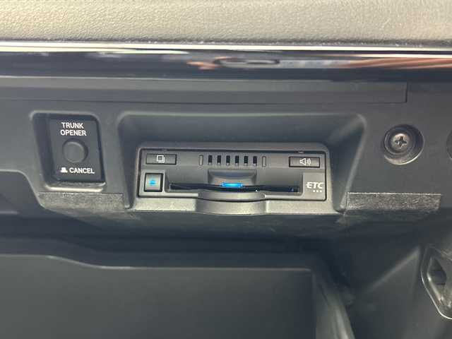 トヨタ クラウン RS アドバンス 佐賀県 2018(平30)年 6.3万km ホワイトパールクリスタルシャイン 純正8インチナビ/フルセグTV/CD/DVD/Bluetooth/バックカメラ/衝突被害軽減システム/レーダークルーズコントロール/レーンアシスト/ブラインドスポットモニター/パーキングサポートブレーキ/ヘッドアップディスプレイ/標識認識機能/先行車発進告知機能/横滑り防止装置/オートライト/オートマチックハイビーム/三眼LEDヘッドライト/ビルトインETC/前後ドライブレコーダー/ハーフレザーシート/前席パワーシート/前席シートヒーター/ステアリングヒーター/純正18インチアルミホイール/純正フロアマット/スマートキー×２/カードキー×１/パドルシフト