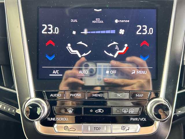 トヨタ クラウン RS アドバンス 佐賀県 2018(平30)年 6.3万km ホワイトパールクリスタルシャイン 純正8インチナビ/フルセグTV/CD/DVD/Bluetooth/バックカメラ/衝突被害軽減システム/レーダークルーズコントロール/レーンアシスト/ブラインドスポットモニター/パーキングサポートブレーキ/ヘッドアップディスプレイ/標識認識機能/先行車発進告知機能/横滑り防止装置/オートライト/オートマチックハイビーム/三眼LEDヘッドライト/ビルトインETC/前後ドライブレコーダー/ハーフレザーシート/前席パワーシート/前席シートヒーター/ステアリングヒーター/純正18インチアルミホイール/純正フロアマット/スマートキー×２/カードキー×１/パドルシフト