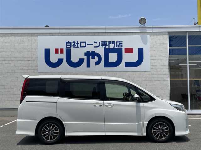 トヨタ ノア Si 佐賀県 2014(平26)年 11.9万km ホワイトパールクリスタルシャイン （株）IDOMが運営する【じしゃロン佐賀店】の自社ローン専用車両になります。/こちらは現金またはオートローンご利用時の価格です。自社ローンご希望の方は別途その旨お申し付けください/・７人乗り　/・両側電動スライド　/・９インチ純正ナビ/フルセグ/ＢＴオーディオ/ＤＶＤ/ＣＤ　/・バックカメラ　/・ビルトインＥＴＣ　/・セルスタードライブレコーダー　　/・ＬＥＤライト　/・フォグランプ
