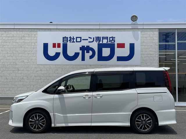 トヨタ ノア Si 佐賀県 2014(平26)年 11.9万km ホワイトパールクリスタルシャイン （株）IDOMが運営する【じしゃロン佐賀店】の自社ローン専用車両になります。/こちらは現金またはオートローンご利用時の価格です。自社ローンご希望の方は別途その旨お申し付けください/・７人乗り　/・両側電動スライド　/・９インチ純正ナビ/フルセグ/ＢＴオーディオ/ＤＶＤ/ＣＤ　/・バックカメラ　/・ビルトインＥＴＣ　/・セルスタードライブレコーダー　　/・ＬＥＤライト　/・フォグランプ