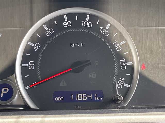 トヨタ ノア Si 佐賀県 2014(平26)年 11.9万km ホワイトパールクリスタルシャイン （株）IDOMが運営する【じしゃロン佐賀店】の自社ローン専用車両になります。/こちらは現金またはオートローンご利用時の価格です。自社ローンご希望の方は別途その旨お申し付けください/・７人乗り　/・両側電動スライド　/・９インチ純正ナビ/フルセグ/ＢＴオーディオ/ＤＶＤ/ＣＤ　/・バックカメラ　/・ビルトインＥＴＣ　/・セルスタードライブレコーダー　　/・ＬＥＤライト　/・フォグランプ