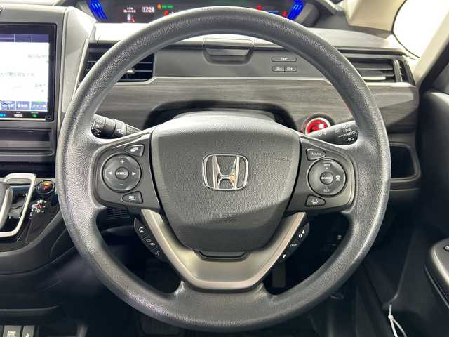 ホンダ フリード＋ ハイブリット G ブラックスタイル 佐賀県 2022(令4)年 3.4万km プラチナホワイトパール 純正11.4インチナビ/フルセグ/Bluetooth/CD/ＤＶＤ/ホンダセンシング/アダプティブ・クルーズ・コントロール/車線維持支援システム（LKAS）/衝突軽減ブレーキ（CMBS）/歩行者検知機能/誤発進抑制機能（前進）/路外逸脱抑制機能/先行車発進お知らせ機能/標識認識機能/ステアリングスイッチ　/ＥＴＣ　/レーンキープアシスト　/プリクラッシュセーフティ　/オートライト　/シートヒーター　/ドライブレコーダー　/純正１５インチアルミ　/ＵＳＢポート　/スマートキー　/プッシュスタート/両側パワースライドドア
