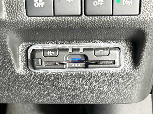 ホンダ フリード＋ ハイブリット G ブラックスタイル 佐賀県 2022(令4)年 3.4万km プラチナホワイトパール 純正11.4インチナビ/フルセグ/Bluetooth/CD/ＤＶＤ/ホンダセンシング/アダプティブ・クルーズ・コントロール/車線維持支援システム（LKAS）/衝突軽減ブレーキ（CMBS）/歩行者検知機能/誤発進抑制機能（前進）/路外逸脱抑制機能/先行車発進お知らせ機能/標識認識機能/ステアリングスイッチ　/ＥＴＣ　/レーンキープアシスト　/プリクラッシュセーフティ　/オートライト　/シートヒーター　/ドライブレコーダー　/純正１５インチアルミ　/ＵＳＢポート　/スマートキー　/プッシュスタート/両側パワースライドドア