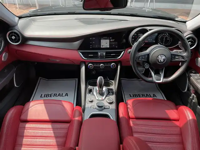 アルファロメオ ジュリア ヴェローチェ 滋賀県 2021(令3)年 2.7万km 黒 レッドレザーシート/harman kardonサウンド/純正メモリナビ/・BT/USB/フルセグ/バックカメラ/ETC/ドライブレコーダー/アダブティブクルーズコントロール/レーンキープアシスト/ブラインドスポットモニター/パーキングセンサー/パワーシート(D/N席)/シートヒーター(D/N席)/ステアリングヒーター/スマートキー/プッシュスタート/純正19インチAW/取扱説明書/保証書/スペアキー