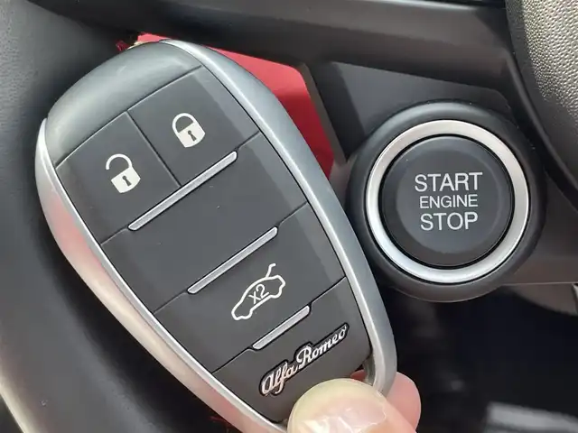 アルファロメオ ジュリア ヴェローチェ 滋賀県 2021(令3)年 2.7万km 黒 レッドレザーシート/harman kardonサウンド/純正メモリナビ/・BT/USB/フルセグ/バックカメラ/ETC/ドライブレコーダー/アダブティブクルーズコントロール/レーンキープアシスト/ブラインドスポットモニター/パーキングセンサー/パワーシート(D/N席)/シートヒーター(D/N席)/ステアリングヒーター/スマートキー/プッシュスタート/純正19インチAW/取扱説明書/保証書/スペアキー