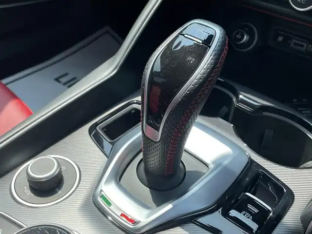 アルファロメオ ジュリア ヴェローチェ 滋賀県 2021(令3)年 2.7万km 黒 レッドレザーシート/harman kardonサウンド/純正メモリナビ/・BT/USB/フルセグ/バックカメラ/ETC/ドライブレコーダー/アダブティブクルーズコントロール/レーンキープアシスト/ブラインドスポットモニター/パーキングセンサー/パワーシート(D/N席)/シートヒーター(D/N席)/ステアリングヒーター/スマートキー/プッシュスタート/純正19インチAW/取扱説明書/保証書/スペアキー