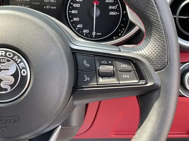 アルファロメオ ジュリア ヴェローチェ 滋賀県 2021(令3)年 2.7万km 黒 レッドレザーシート/harman kardonサウンド/純正メモリナビ/・BT/USB/フルセグ/バックカメラ/ETC/ドライブレコーダー/アダブティブクルーズコントロール/レーンキープアシスト/ブラインドスポットモニター/パーキングセンサー/パワーシート(D/N席)/シートヒーター(D/N席)/ステアリングヒーター/スマートキー/プッシュスタート/純正19インチAW/取扱説明書/保証書/スペアキー