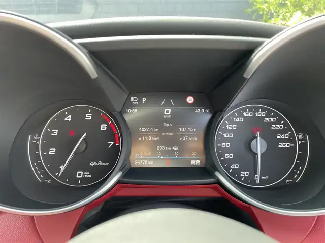 アルファロメオ ジュリア ヴェローチェ 滋賀県 2021(令3)年 2.7万km 黒 レッドレザーシート/harman kardonサウンド/純正メモリナビ/・BT/USB/フルセグ/バックカメラ/ETC/ドライブレコーダー/アダブティブクルーズコントロール/レーンキープアシスト/ブラインドスポットモニター/パーキングセンサー/パワーシート(D/N席)/シートヒーター(D/N席)/ステアリングヒーター/スマートキー/プッシュスタート/純正19インチAW/取扱説明書/保証書/スペアキー