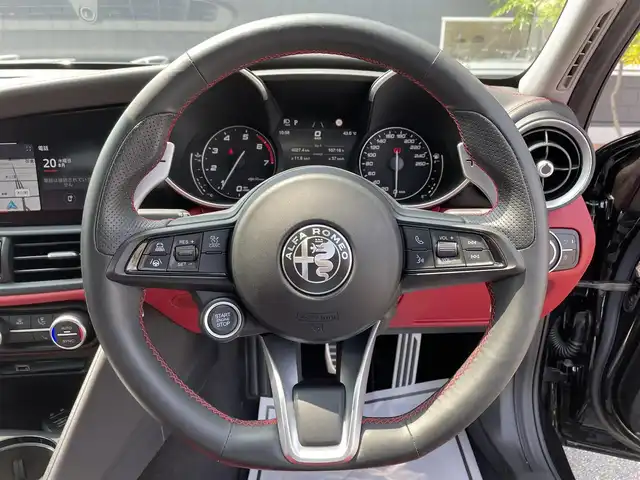 アルファロメオ ジュリア ヴェローチェ 滋賀県 2021(令3)年 2.7万km 黒 レッドレザーシート/harman kardonサウンド/純正メモリナビ/・BT/USB/フルセグ/バックカメラ/ETC/ドライブレコーダー/アダブティブクルーズコントロール/レーンキープアシスト/ブラインドスポットモニター/パーキングセンサー/パワーシート(D/N席)/シートヒーター(D/N席)/ステアリングヒーター/スマートキー/プッシュスタート/純正19インチAW/取扱説明書/保証書/スペアキー