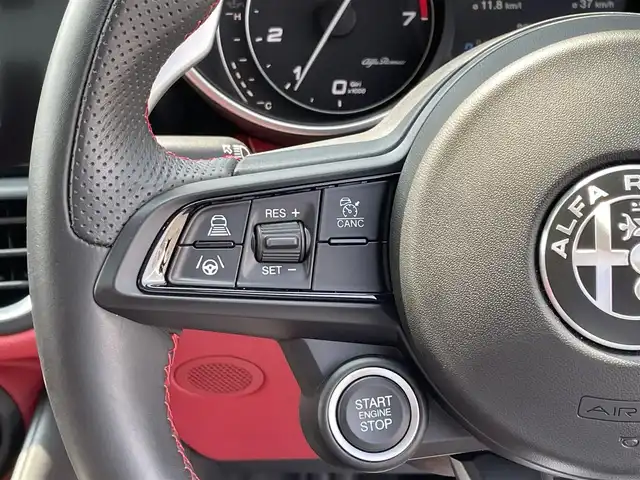 アルファロメオ ジュリア ヴェローチェ 滋賀県 2021(令3)年 2.7万km 黒 レッドレザーシート/harman kardonサウンド/純正メモリナビ/・BT/USB/フルセグ/バックカメラ/ETC/ドライブレコーダー/アダブティブクルーズコントロール/レーンキープアシスト/ブラインドスポットモニター/パーキングセンサー/パワーシート(D/N席)/シートヒーター(D/N席)/ステアリングヒーター/スマートキー/プッシュスタート/純正19インチAW/取扱説明書/保証書/スペアキー
