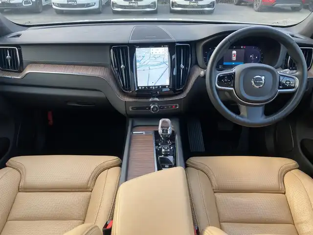 ボルボ ボルボ ＸＣ６０ アルティメット B5 AWD 熊本県 2022(令4)年 3.7万km クリスタルホワイトP ・スマートキー/・プッシュスタート/・パノラマサンルーフ /・Pilot Assist/・レーンキーピングアシスト/・ロードサインインフォメーション/・前車発進通知/・衝突回避/・パークアシスト/・クロストラフィックアラート/・ブラインドスポットモニター/・オートハイビーム/・クルーズコントロール(追従式)/・茶革シート/・前席パワーシート/・前席エアシート /・全席シートヒーター /・ハンドルヒーター /・純正メモリナビ/　【Bluetooth・USB・AppleCarPlay・AndroidAuto】/・harman/kardonサウンドシステム/・全方位カメラ/・ETC/・ワイヤレス充電/・ドライブレコーダー(前後録画)/・パワーバックドア/・LEDヘッドランプ/・LEDフォグランプ/・純正マット/・保証書/取説